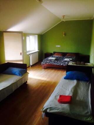 Гостевой дом Mukachevo Room to Rent Мукачево Стандартный номер с 2 односпальными кроватями и диваном-3